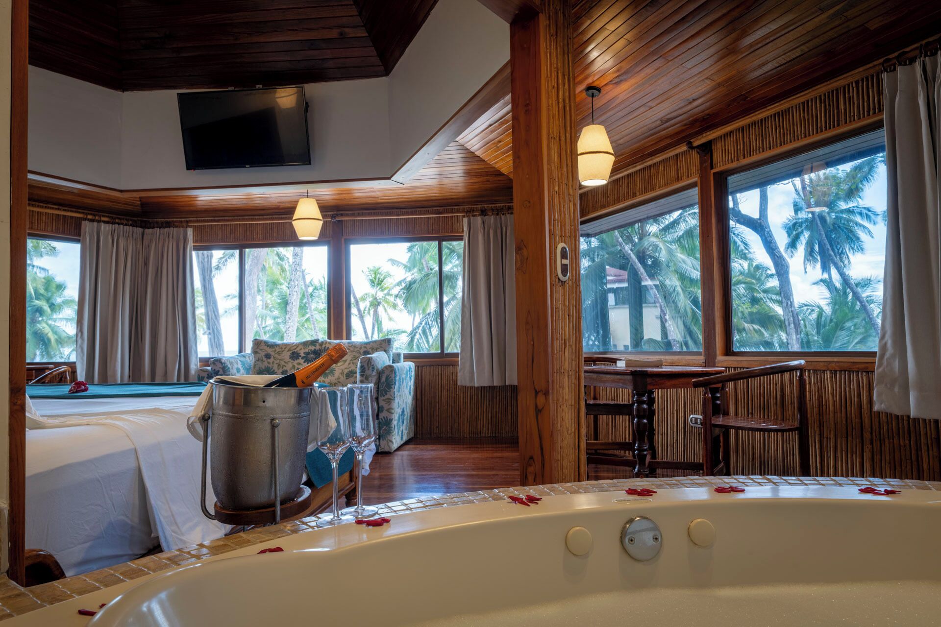 Suite, Ocean View (Tiki Suite) | Minibar, in-room safe, desk, cribs/infant beds