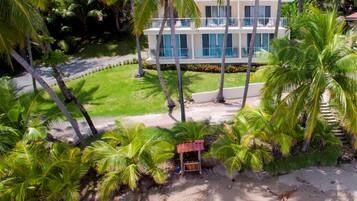 Quarto casal luxo, 1 cama King, vista para a praia, de frente para a praia | Frigobar, cofres nos quartos, escrivaninha, berços (sobretaxa)