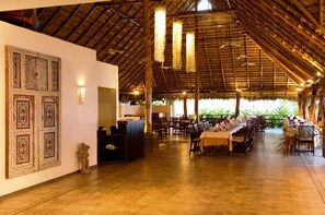 2 restaurants, servant le déjeuner et le dîner; cuisine internationale