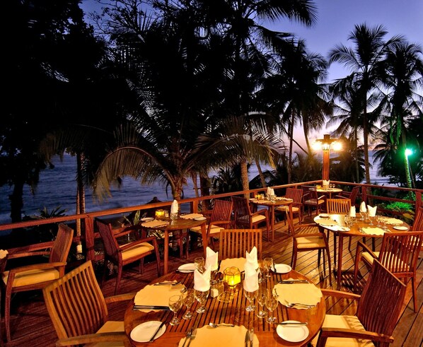 2 restaurants, breakfast, lunch, dinner served; international cuisine