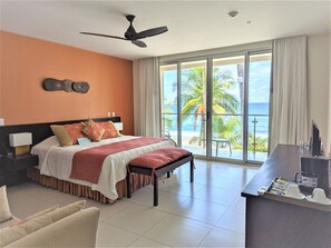 Habitación doble Deluxe, 1 cama King size, vista a la playa, frente al mar | Minibar, caja de seguridad en la habitación, escritorio y cunas 