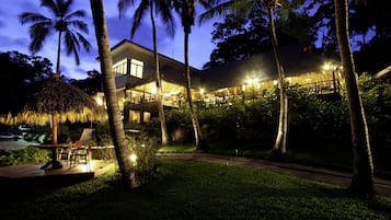 2 restaurants, serveren ontbijt, lunch, diner, internationale gerechten