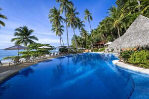 3 piscinas al aire libre, sombrillas, tumbonas