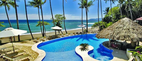 4 piscines extérieures, parasols de plage, chaises longues