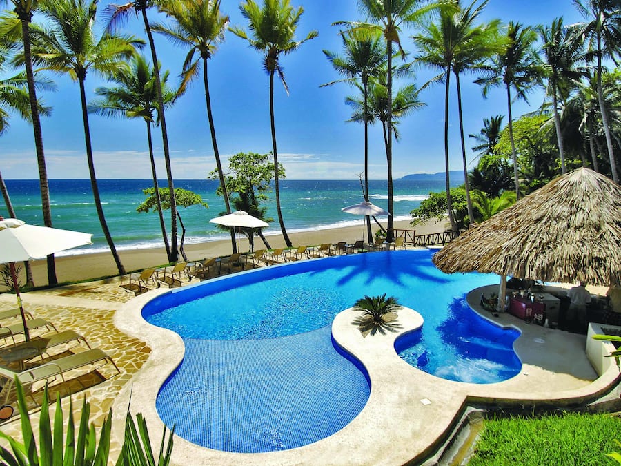 3 من حمّامات السباحة الخارجية، مظلات على حمّام السباحة، مقاعد للتشمس