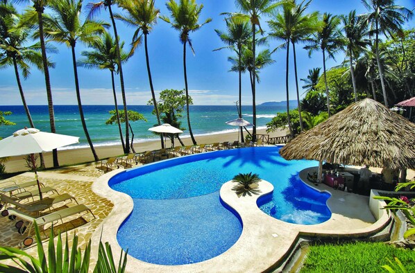 4 piscines extérieures, parasols, chaises longues