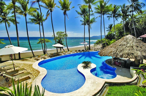 4 piscines extérieures, parasols de plage, chaises longues