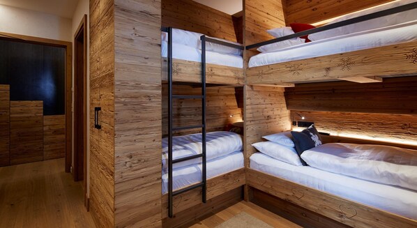 Duke Ellington | Free WiFi, bed sheets, alarm clocks