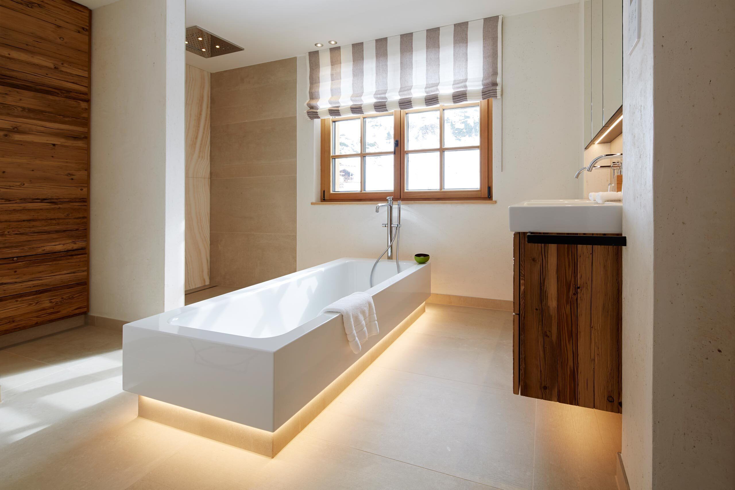 duke ellington | bathroom | free toiletries, hair dryer, slippers, towels