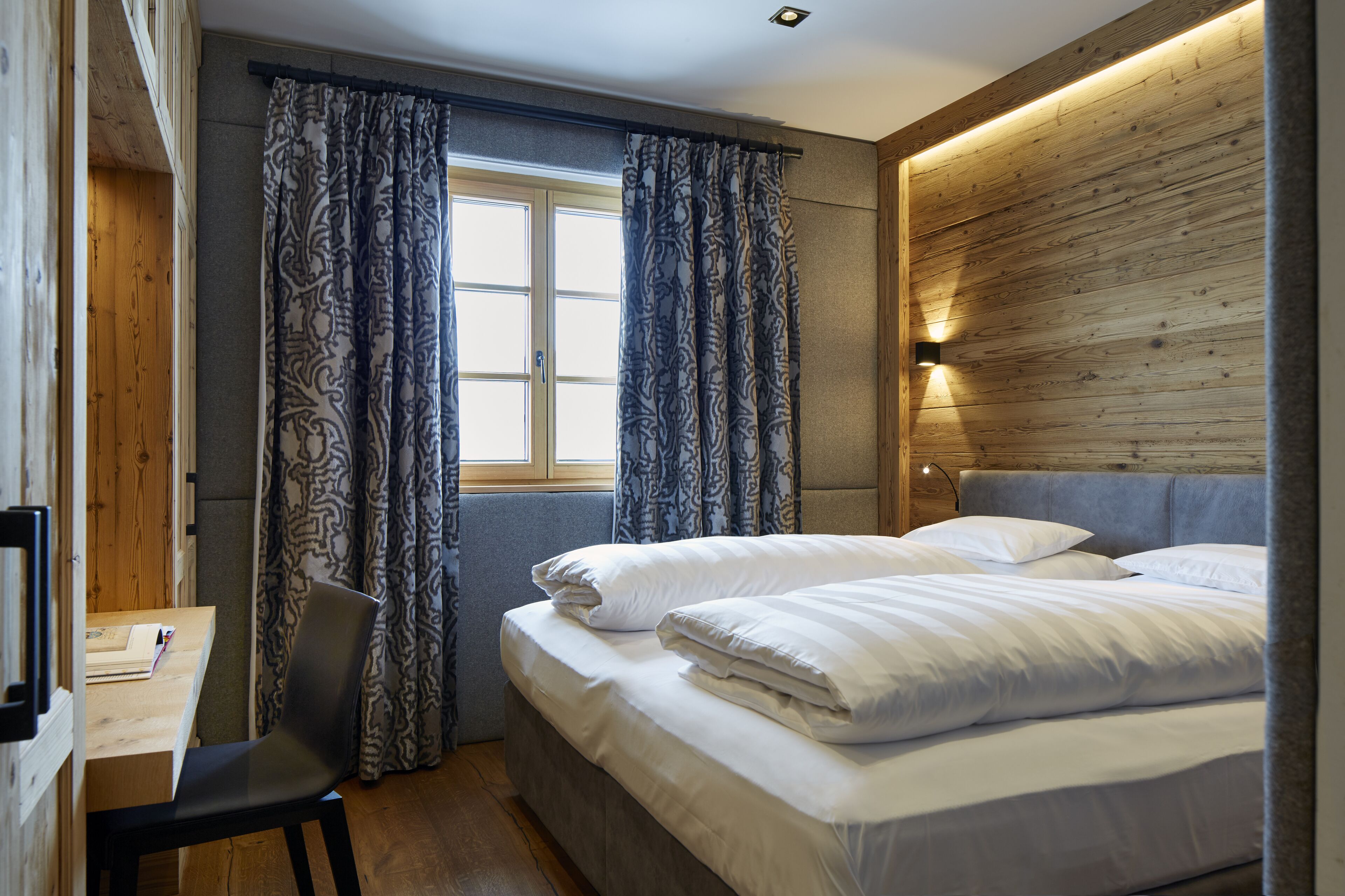 ray charles | free wifi, bed sheets, alarm clocks