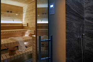 A sauna with wooden benches and a glass partition. - Arlberg Hospiz Chalet Suiten (Sankt Anton am Arlberg)