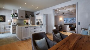 Dean Martin | Private kitchen | Fridge, oven, stovetop, cookware/dishes/utensils