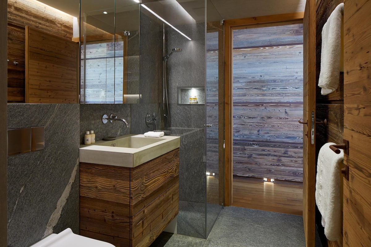 george gershwin | bathroom | free toiletries, hair dryer, slippers, towels