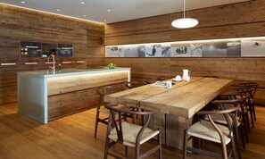 George Gershwin | Private kitchen | Fridge, oven, stovetop, cookware/dishes/utensils