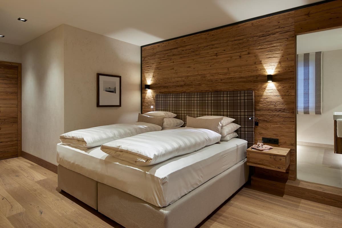 duke ellington | free wifi, bed sheets, alarm clocks