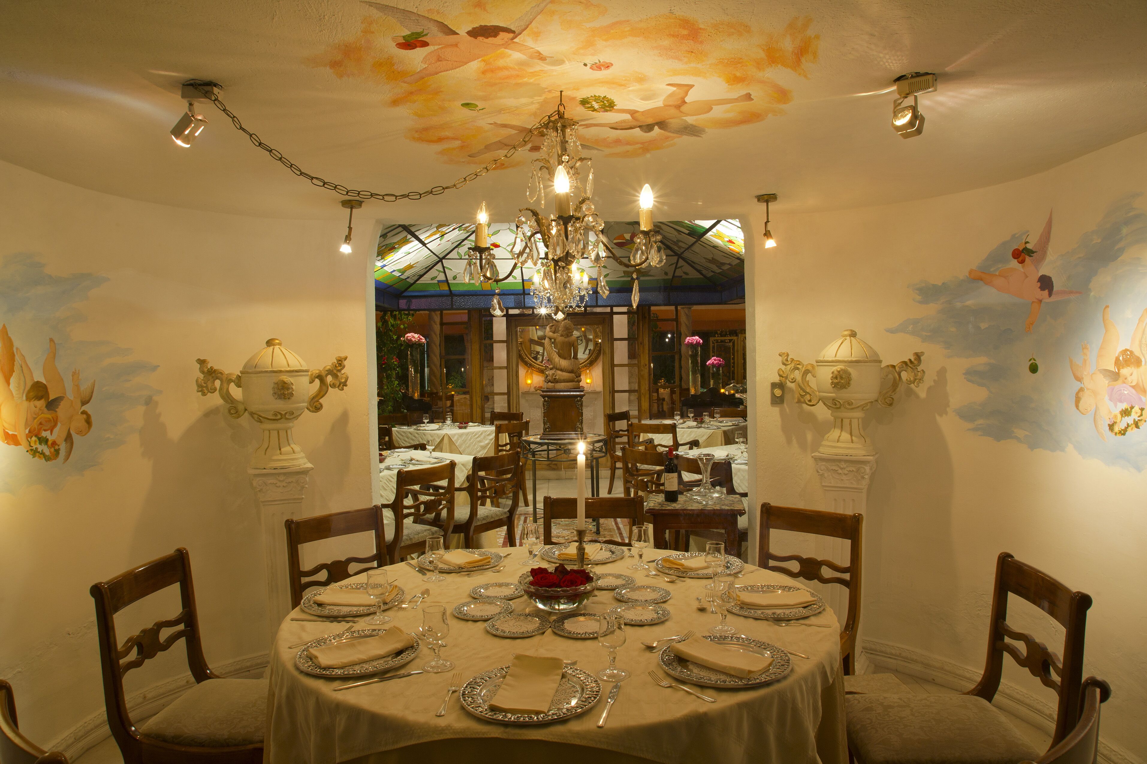 2 restaurants, breakfast served