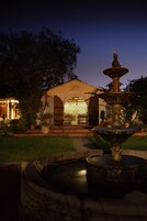 Fachada de la propiedad por la tarde o noche