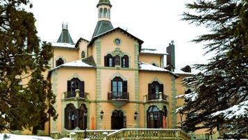 Vista frontal de la propiedad