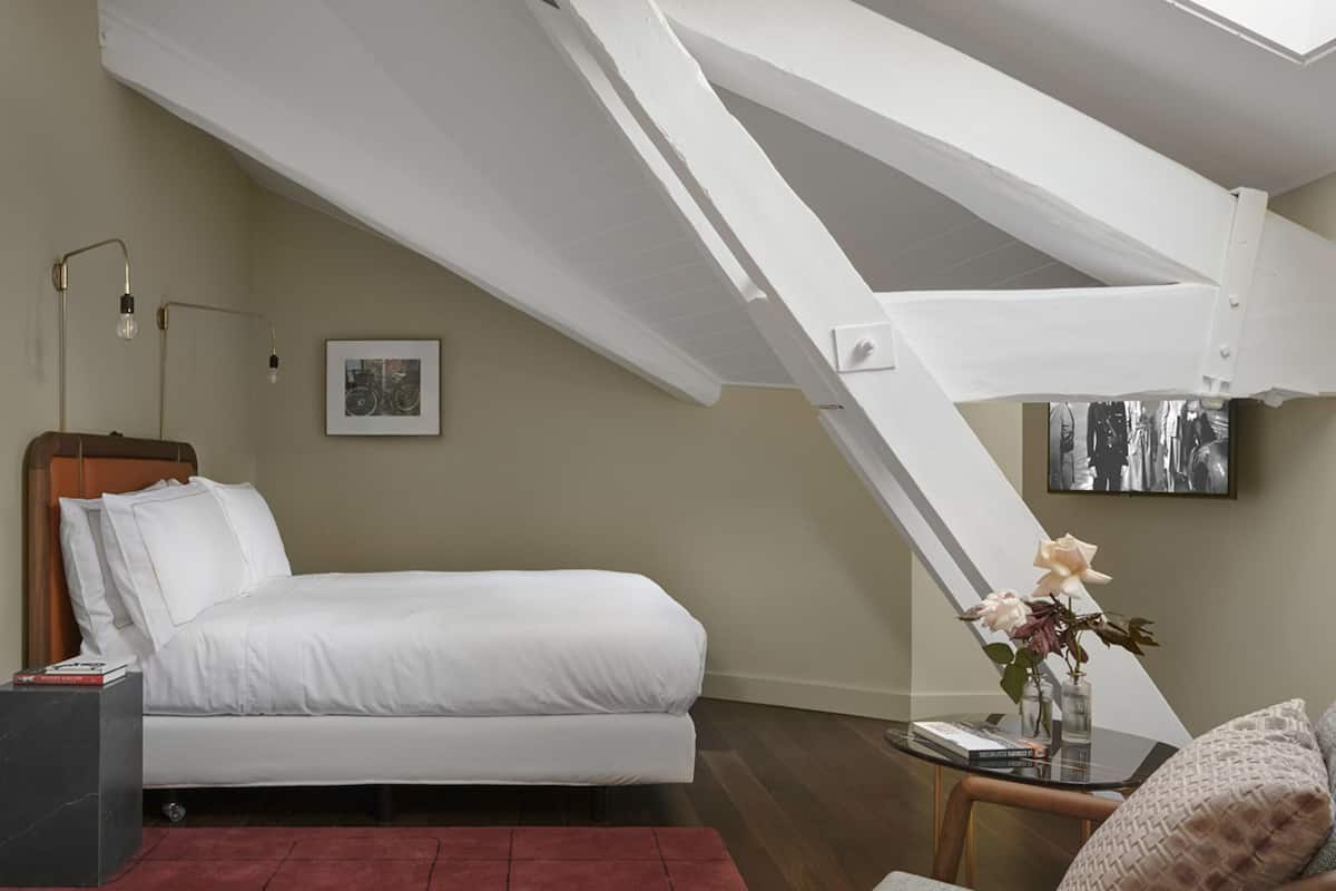 Luxe beddengoed, donzen dekbedden, een minibar, een kluis op de kamer