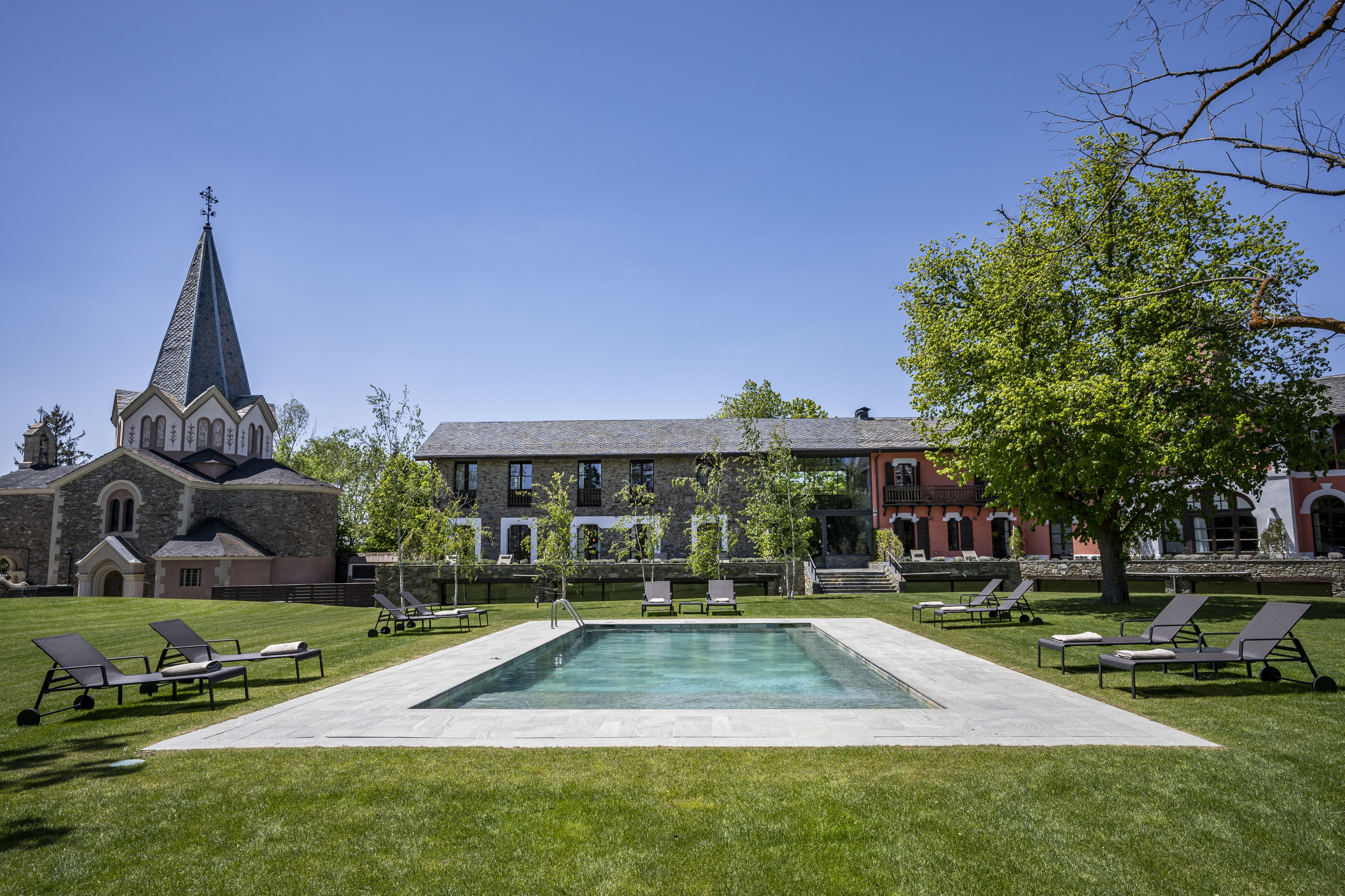 Una piscina al aire libre de temporada, tumbonas