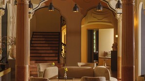 A grand lobby with a high ceiling, ornate columns, and a central seating area with a sofa and ottoman. - Torre del Remei (Bolvir)