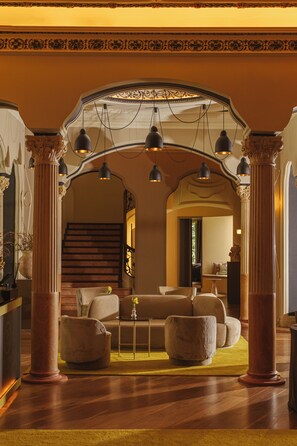 Coin salon dans le hall