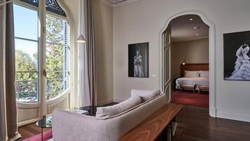 Grand suite | Luxe beddengoed, donsdekens, een minibar, een kluis op de kamer