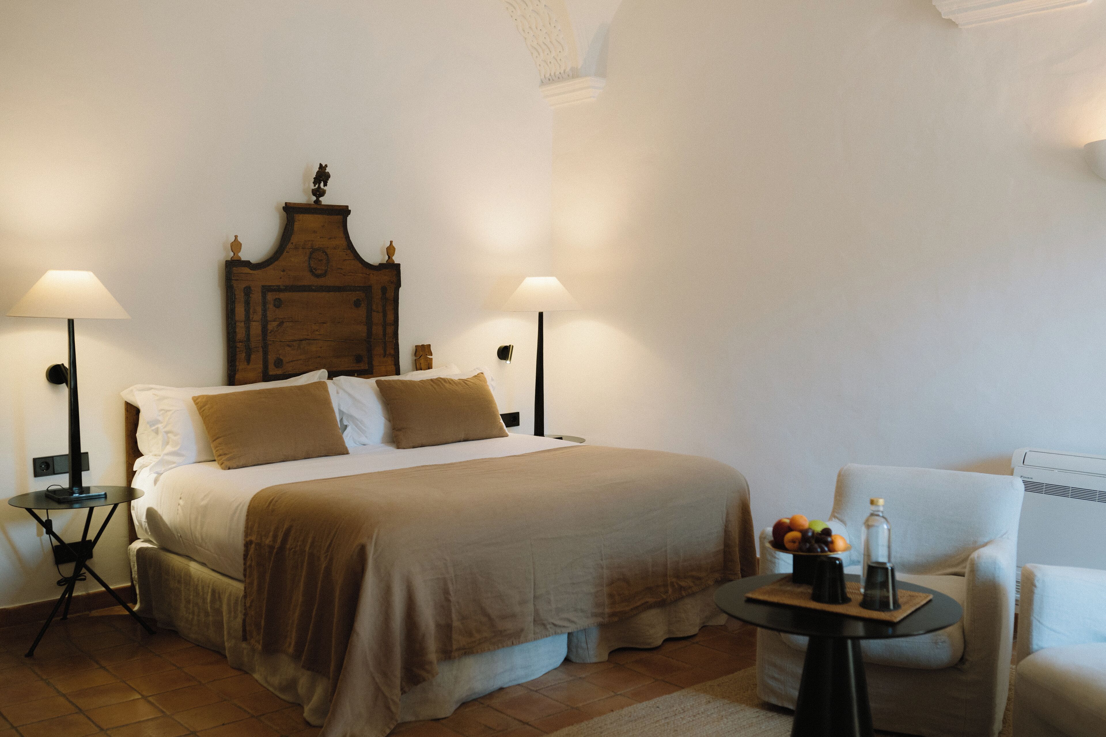 Masia Suite | Donzen dekbedden, een minibar, een kluis op de kamer, een bureau