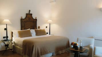Masia Suite | Donzen dekbedden, een minibar, een kluis op de kamer, een bureau