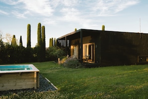 A modern house with a pool, surrounded by tall trees and a well-maintained lawn. - Mas de Torrent Hotel & Spa, Relais & Châteaux (Torrent)