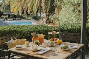 Free daily buffet breakfast