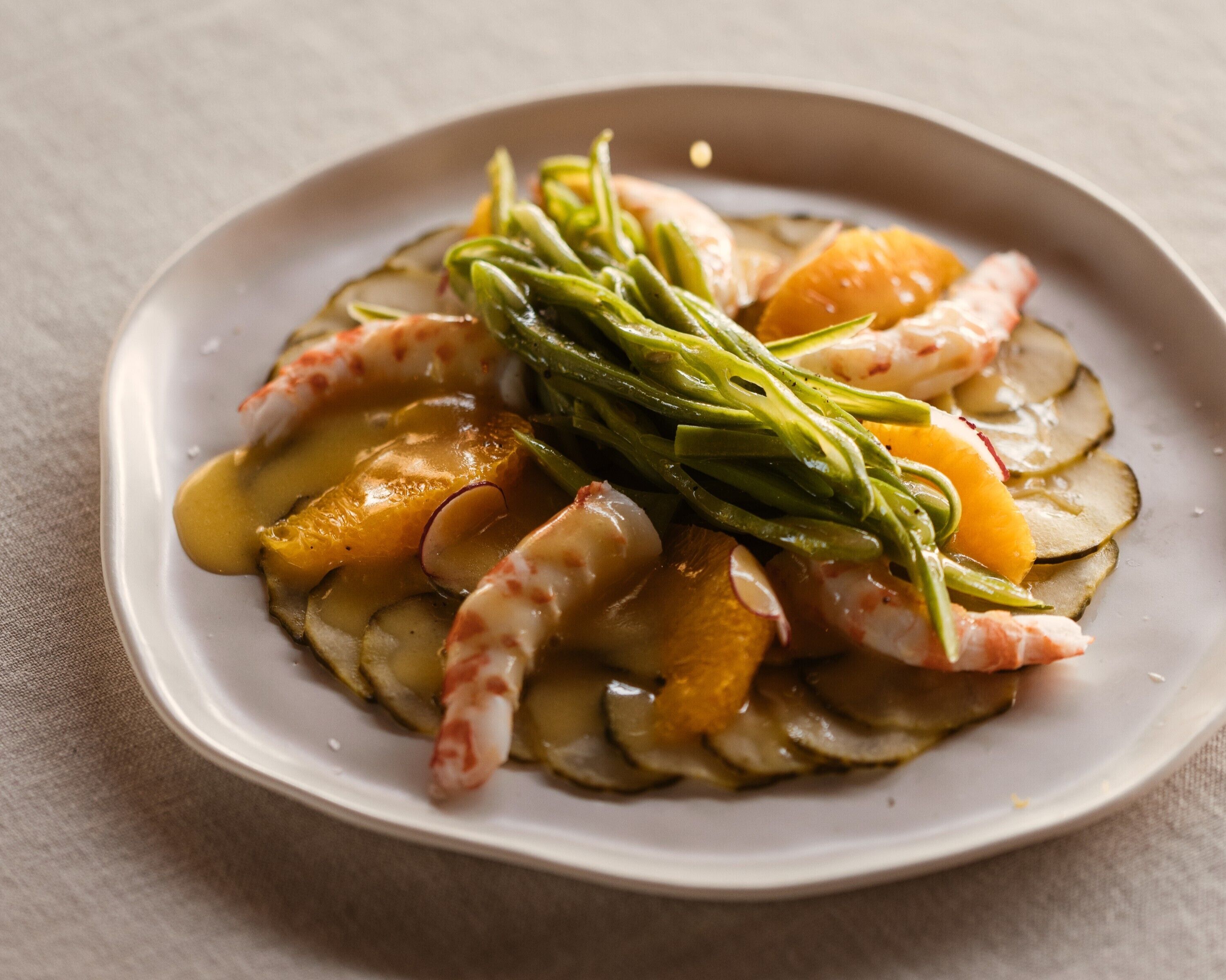Une assiette de légumes et de viande coupés en tranches.