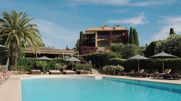 Innendørsbasseng, utendørsbasseng og bassengparasoller