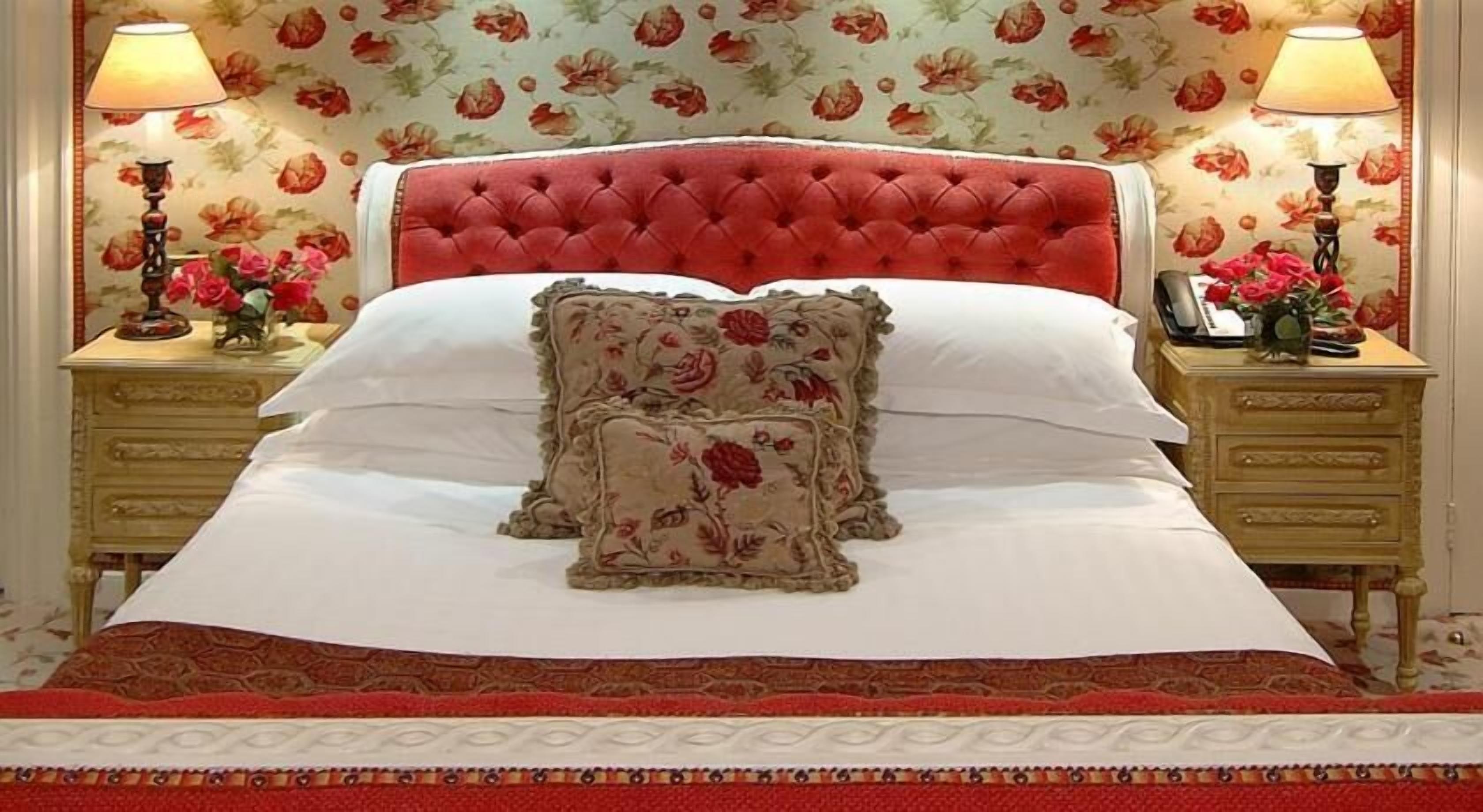 Egyptian cotton sheets, hypo-allergenic bedding, in-room safe, desk