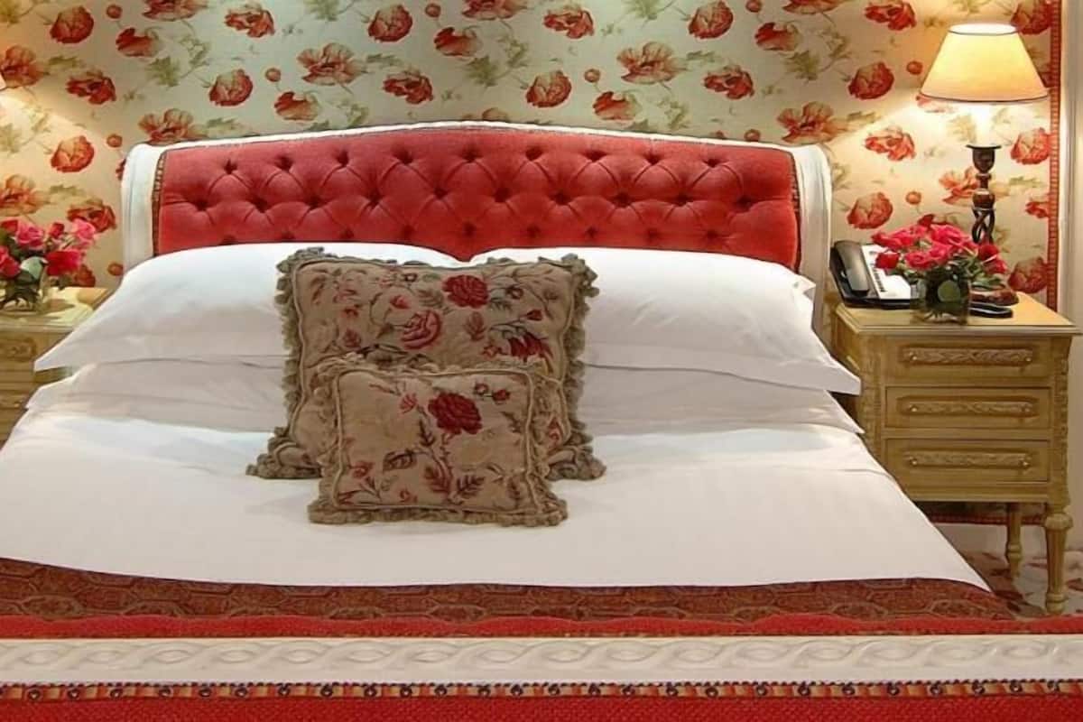 Egyptian cotton sheets, hypo-allergenic bedding, in-room safe, desk