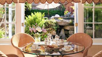 Suite (Garden) | Egyptian cotton sheets, hypo-allergenic bedding, in-room safe, desk