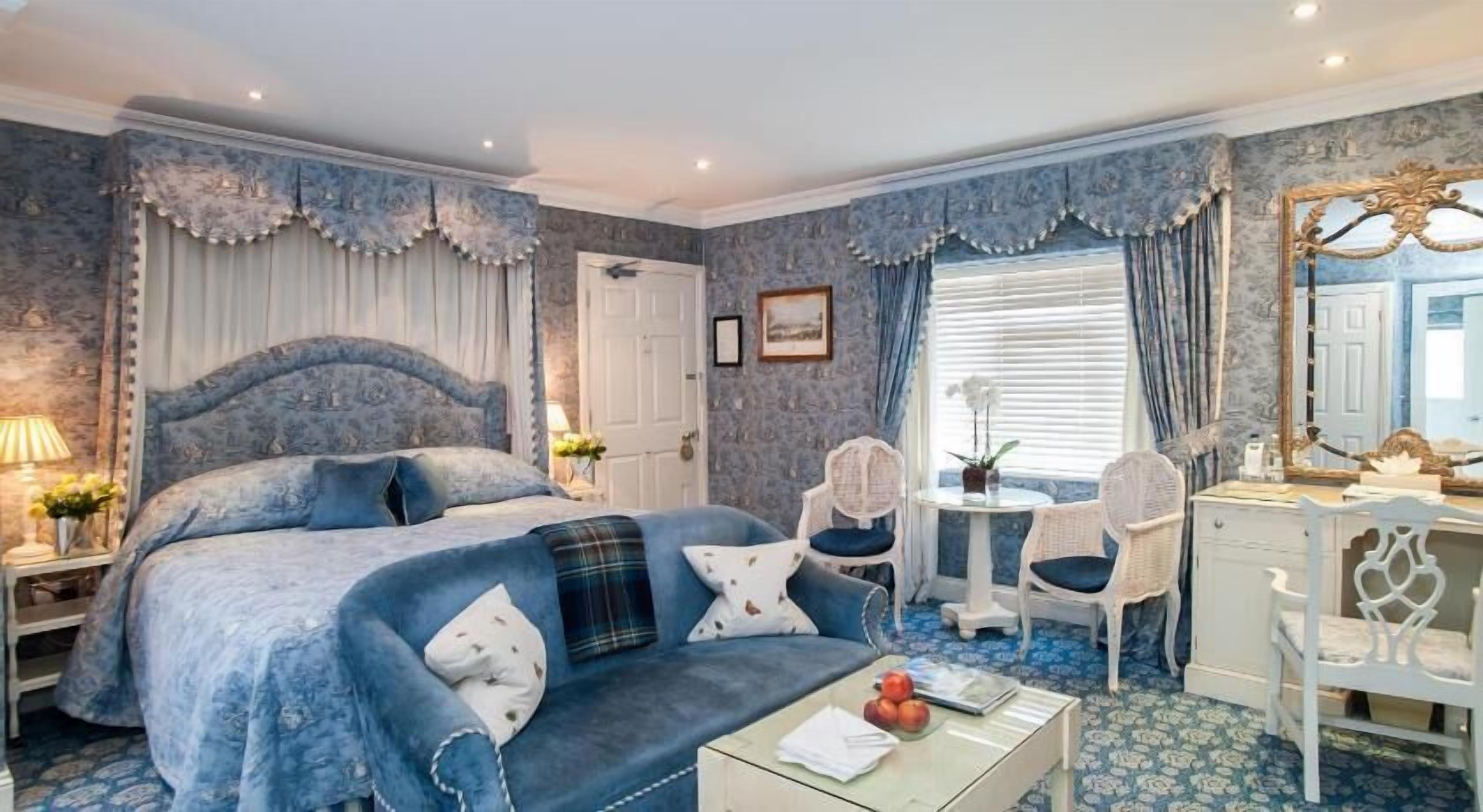 Egyptian cotton sheets, hypo-allergenic bedding, in-room safe, desk