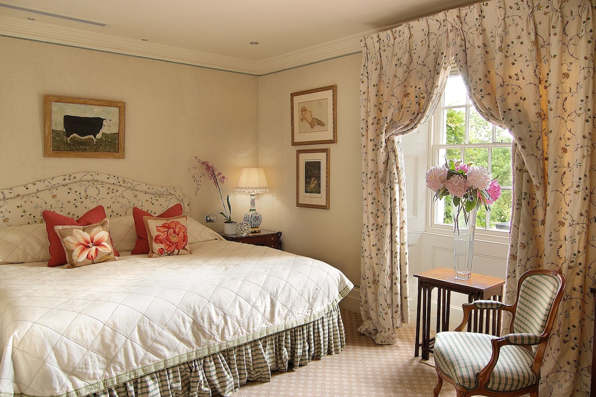 deluxe room, 1 queen bed | egyptian cotton sheets, hypo-allergenic bedding, in-room safe, desk