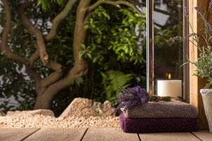 Una bañera de hidromasaje, tratamientos corporales, aromaterapia