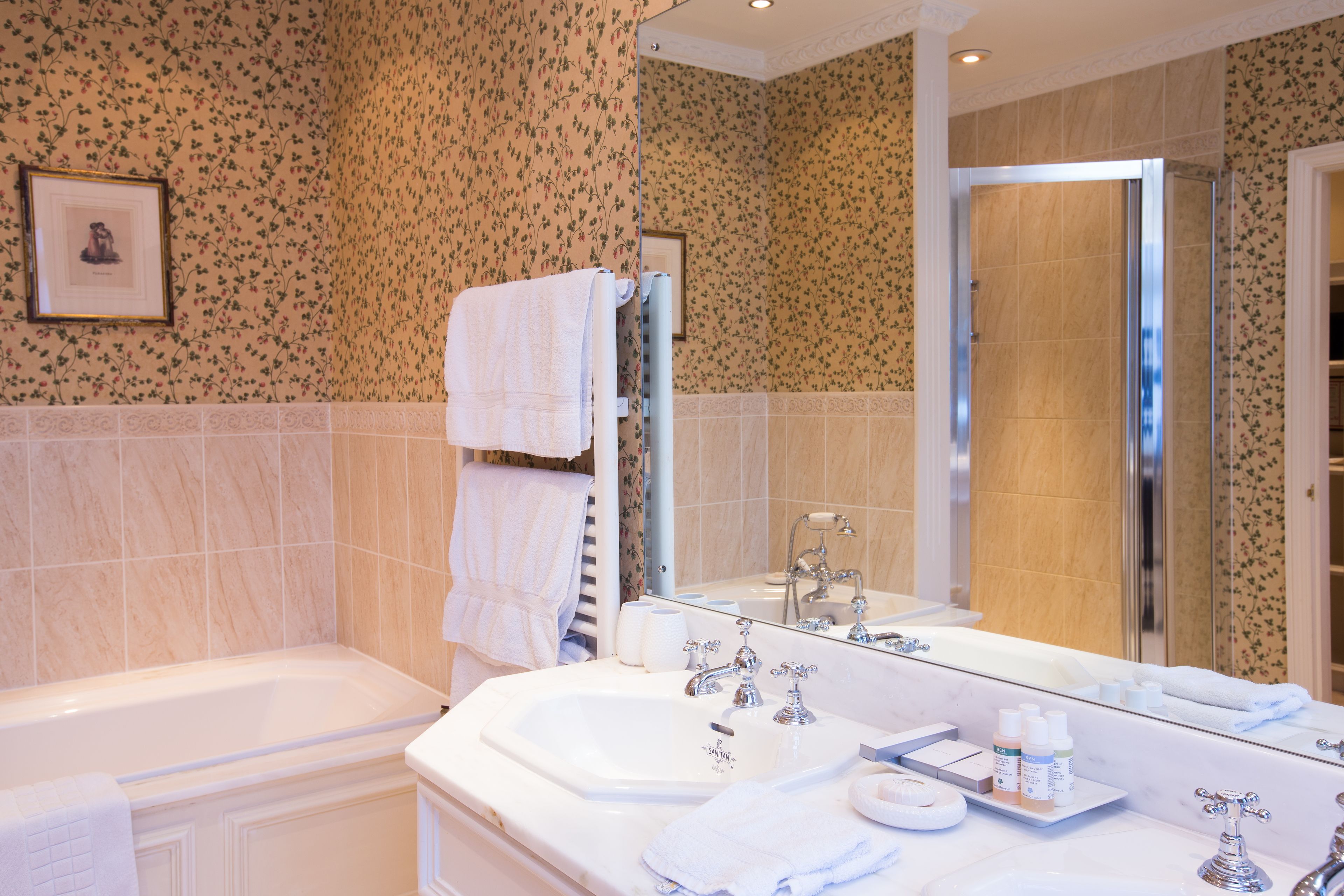 standard room, 1 double bed, non smoking | bathroom | combined shower/bathtub, deep-soaking bathtub, designer toiletries