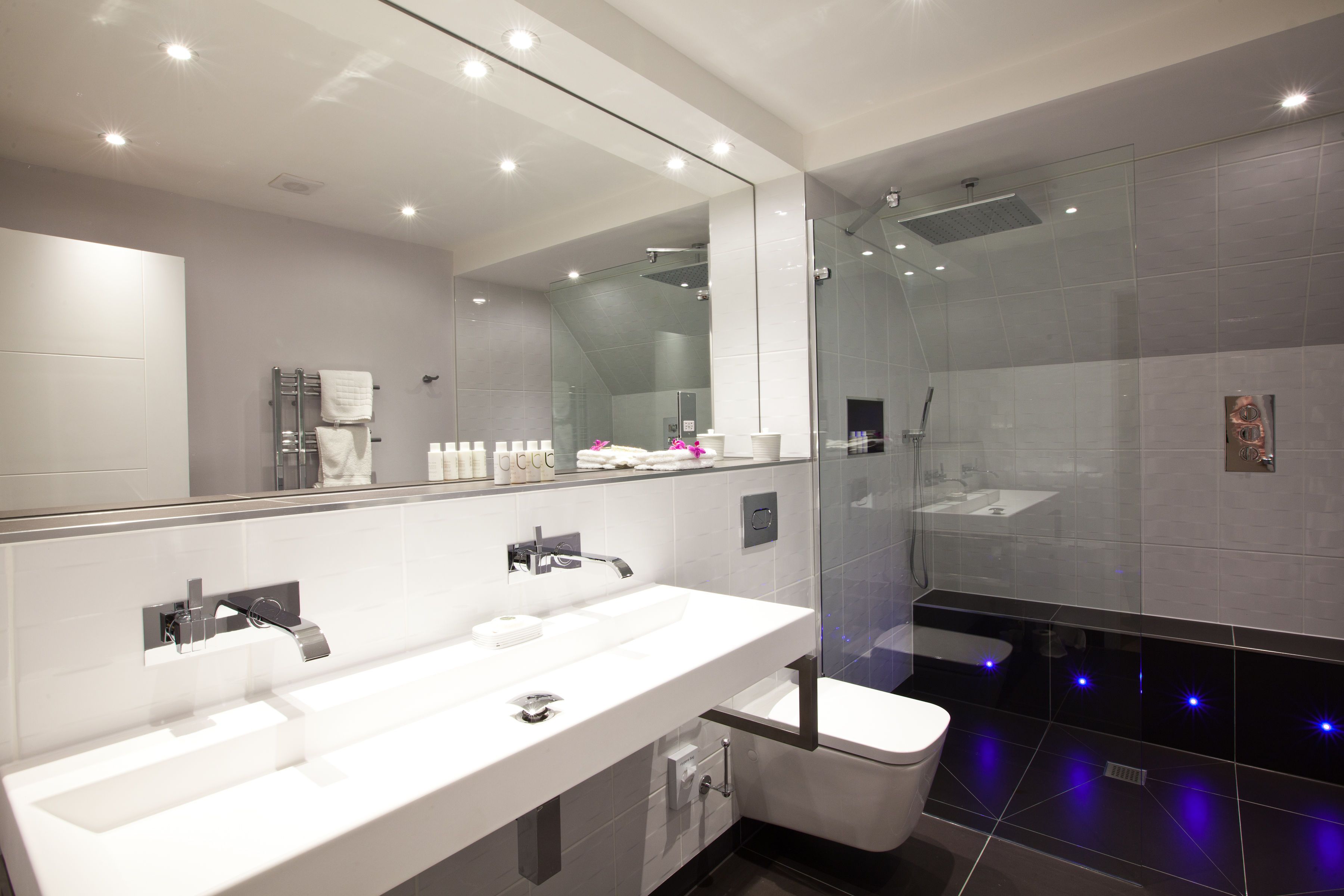 superior room, non smoking | bathroom | combined shower/bathtub, deep-soaking bathtub, designer toiletries