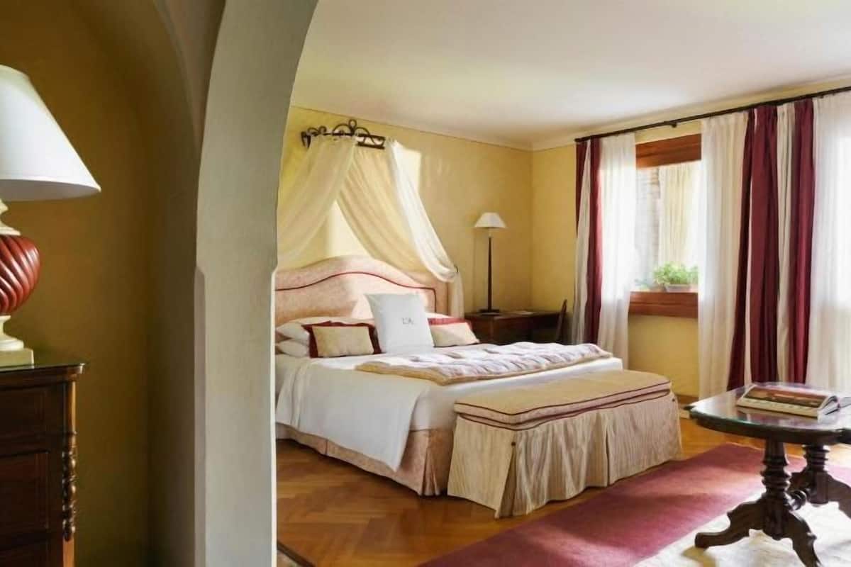 Premium bedding, minibar, in-room safe, blackout drapes