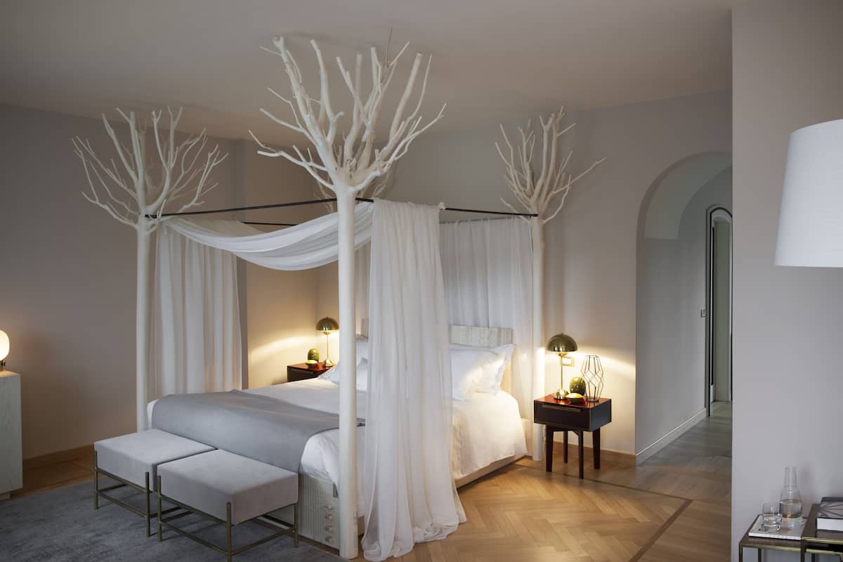 Junior Suite | Premium bedding, minibar, in-room safe, individually decorated