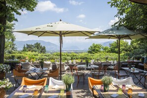 Déjeuner et dîner servis sur place