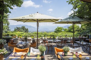 Lunch and dinner served