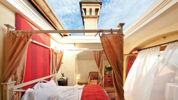 Luxe kamer | Luxe beddengoed, een minibar, een kluis op de kamer