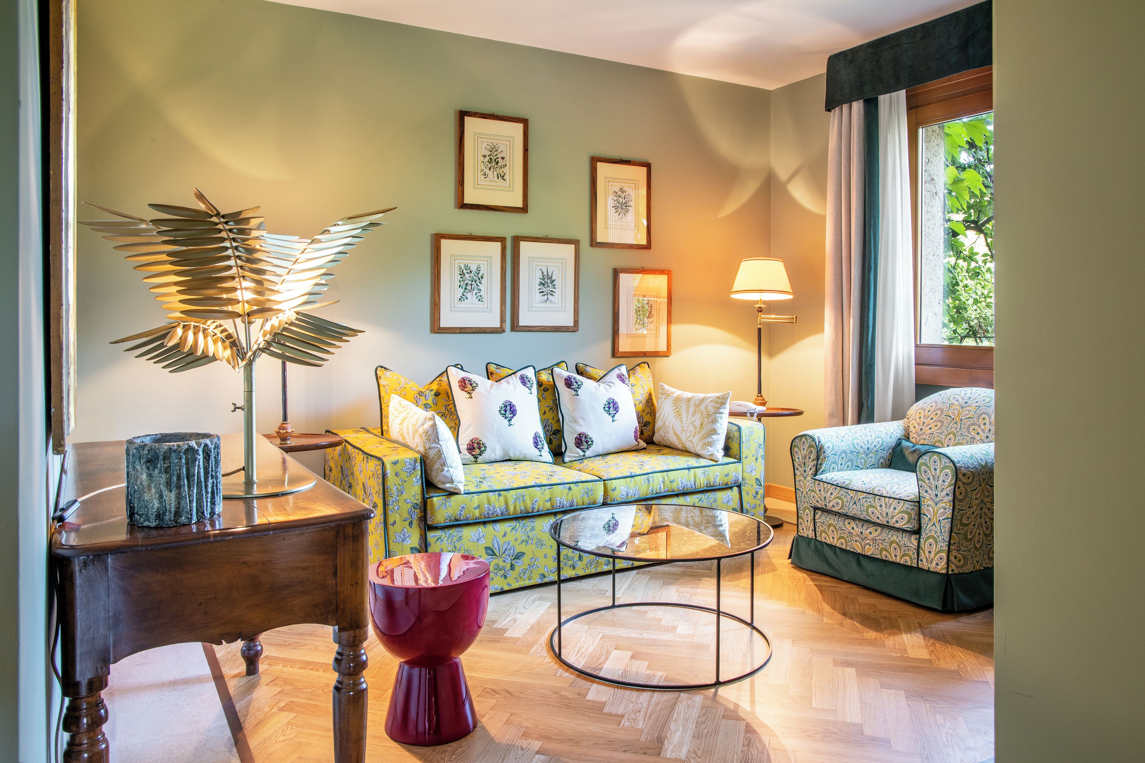 executive suite | living area | flat-screen tv, pay films