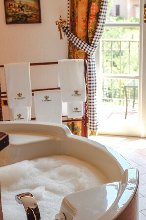 Suite exécutive | Salle de bain | Articles de toilette (gratuits), séchoir à cheveux, peignoirs