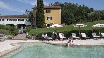 Piscina stagionale all'aperto, ombrelloni da piscina, lettini