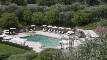 Piscine extérieure (ouverte en saison), parasols de plage